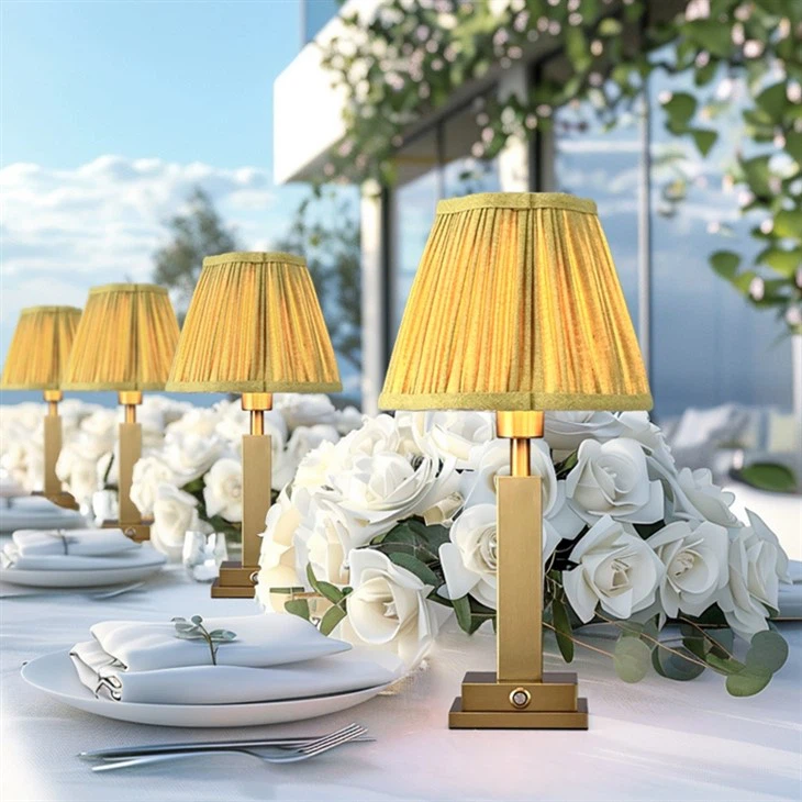 Trådløs messing bordlampe med Farbic skærm